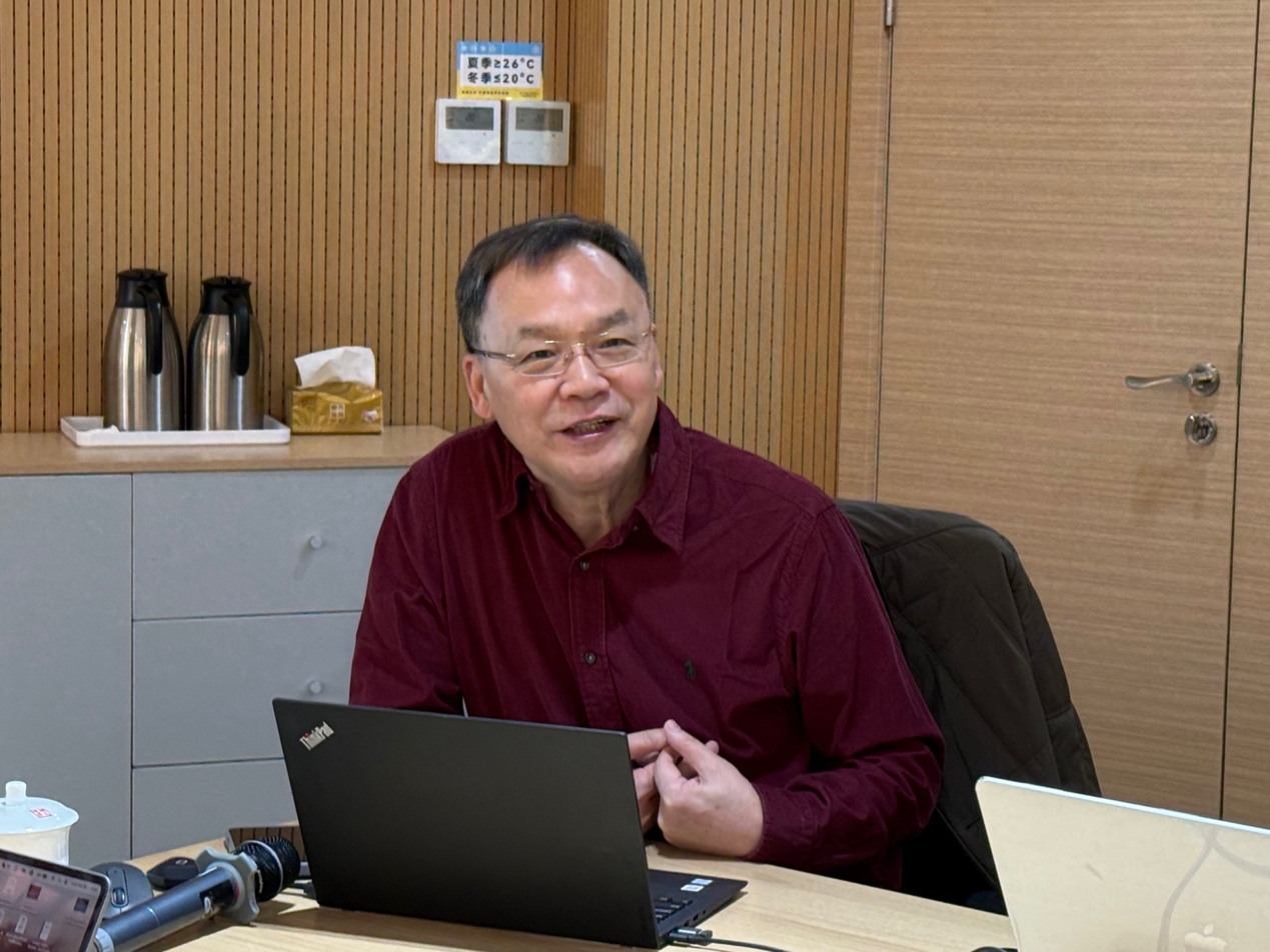 人拿着笔记本电脑的桌子前AI 生成的内容可能不正确。